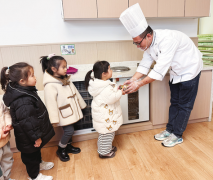 <b>家长食堂掌勺 学生安心就餐 宝鸡开展“家校食堂</b>